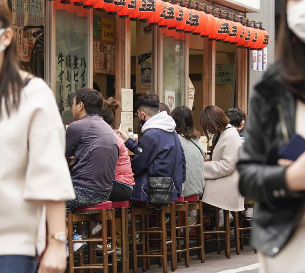Gente comiendo en Osaka
