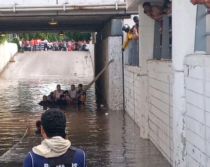 atrapada, familia, Lluvias
