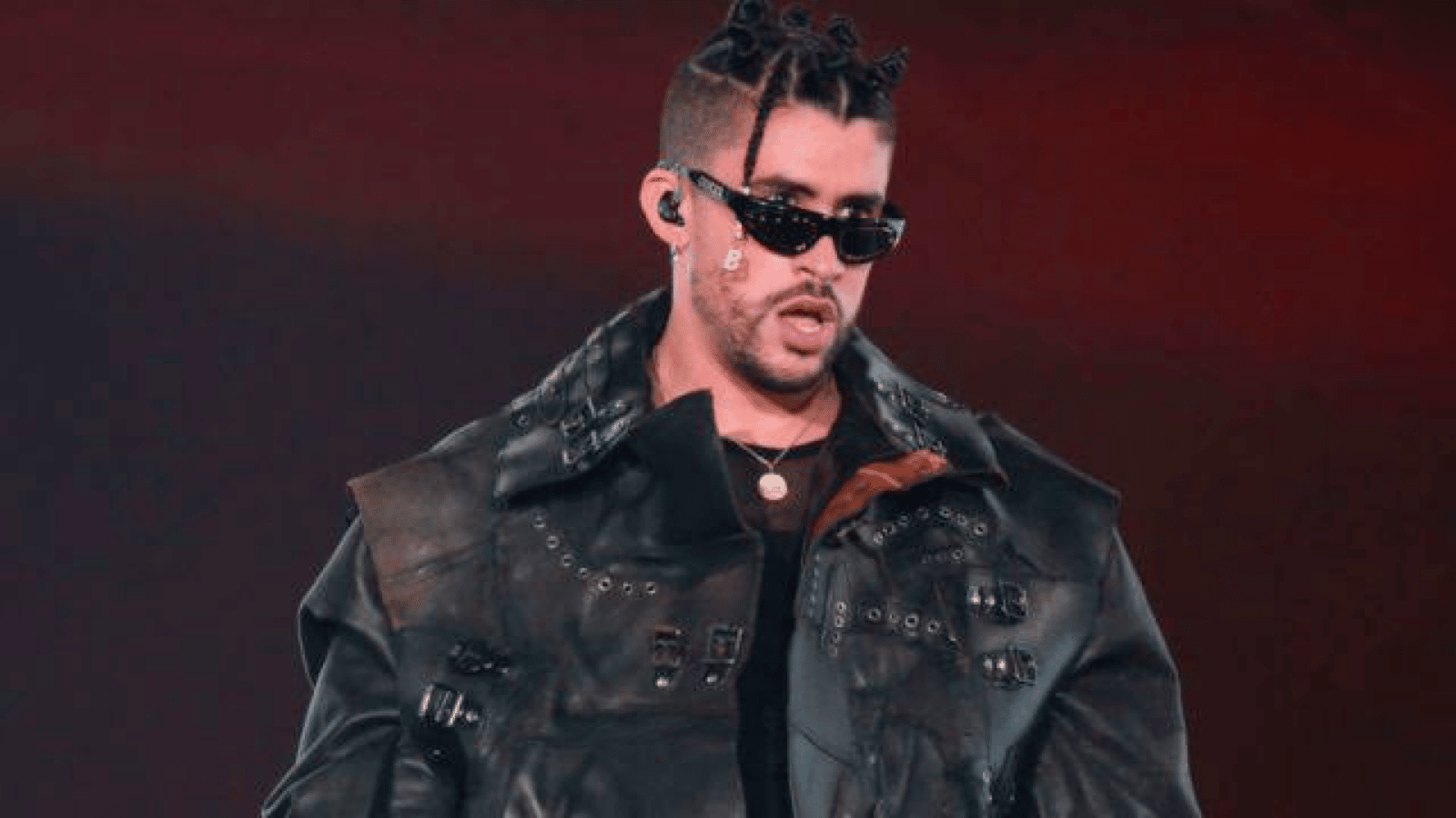 Bad Bunny arroja el celular de una fanática que quería tomarse una foto con él