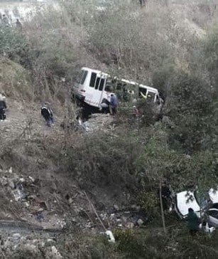 Después de que el Microbús se quedara sin frenos cae junto con otro vehículo a un barranco