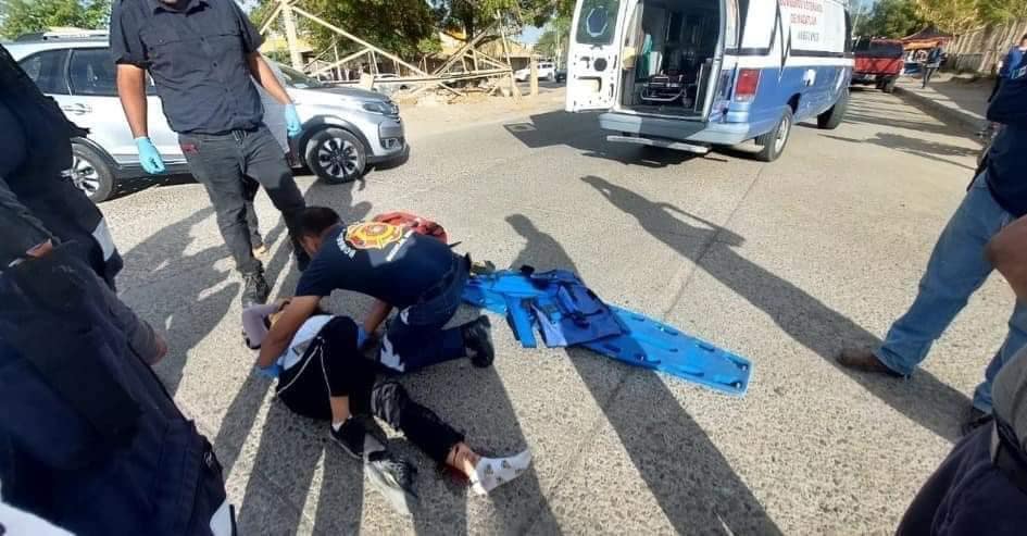 accidente, camión de volteo, motocicleta