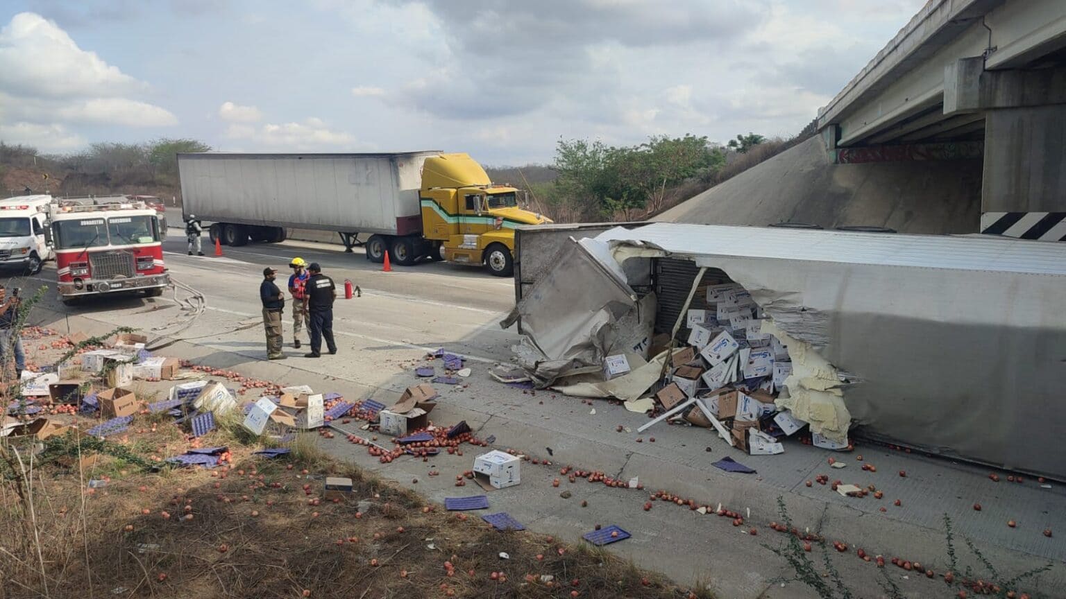 manzanas, Mazatlán, Tráiler, Volcadura