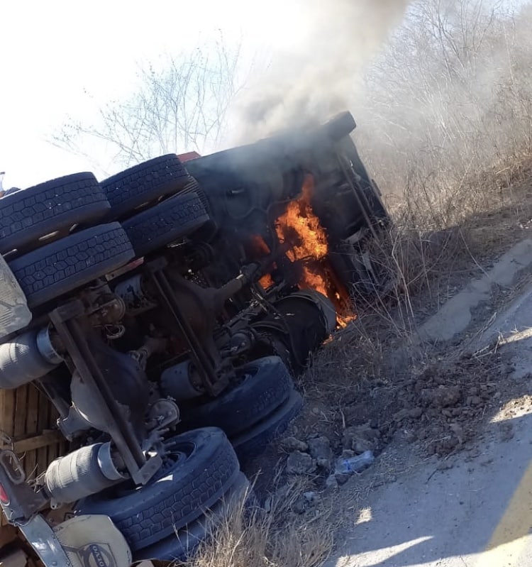 accidente Mazatlán, Mazatlán, volcadura trailer