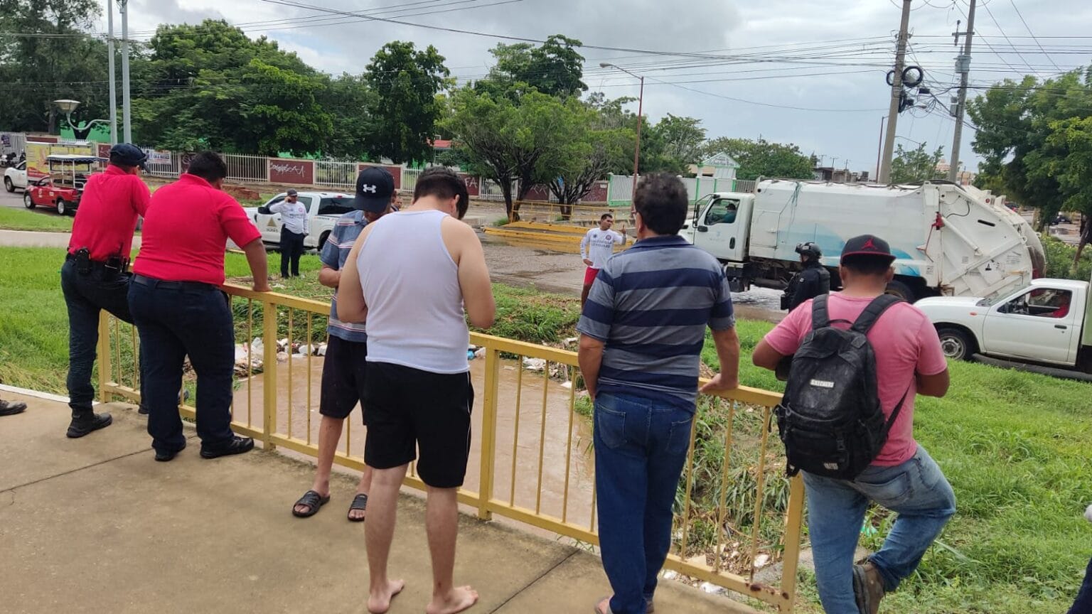 canal, Lluvias, Mazatlán, motociclista