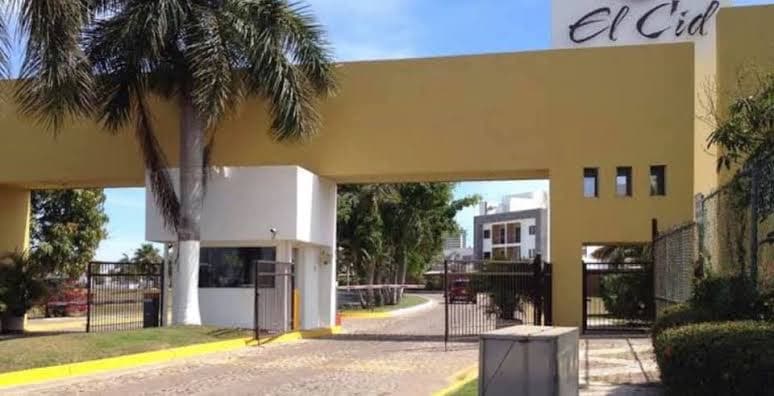 El Cid, Mazatlán, Robó