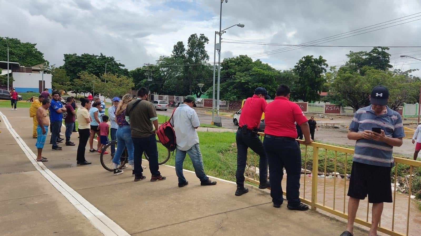 canal, Mazatlán, motociclista