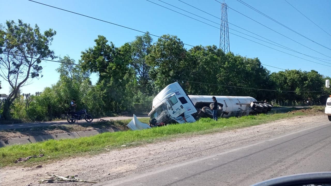 accidente, canal, Los Mochis, pipa