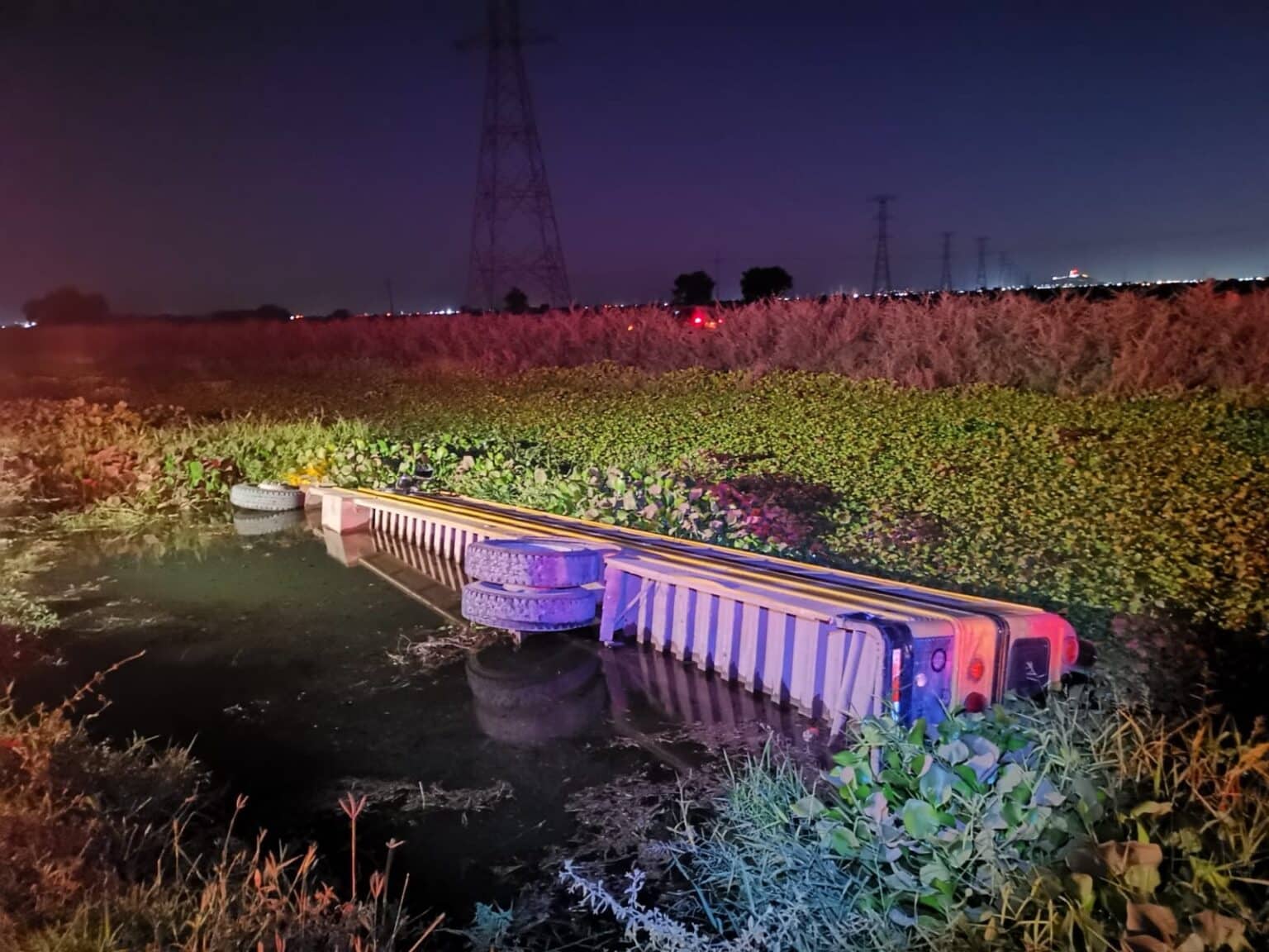 accidente, camión, canal, Los Mochis