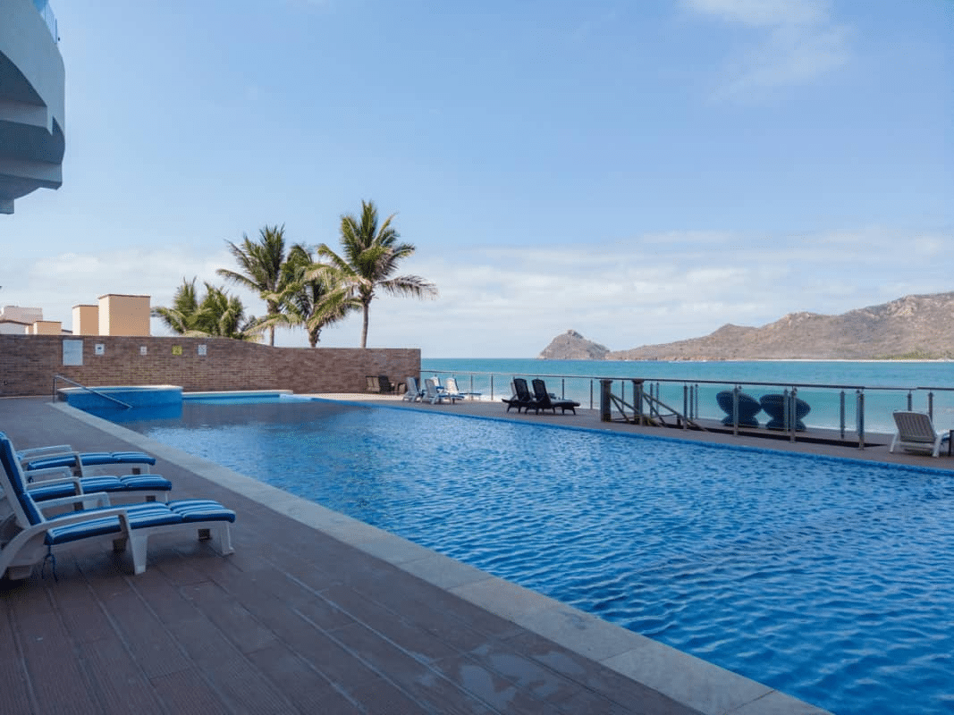 Hotel con vista al mar y a la isla venados