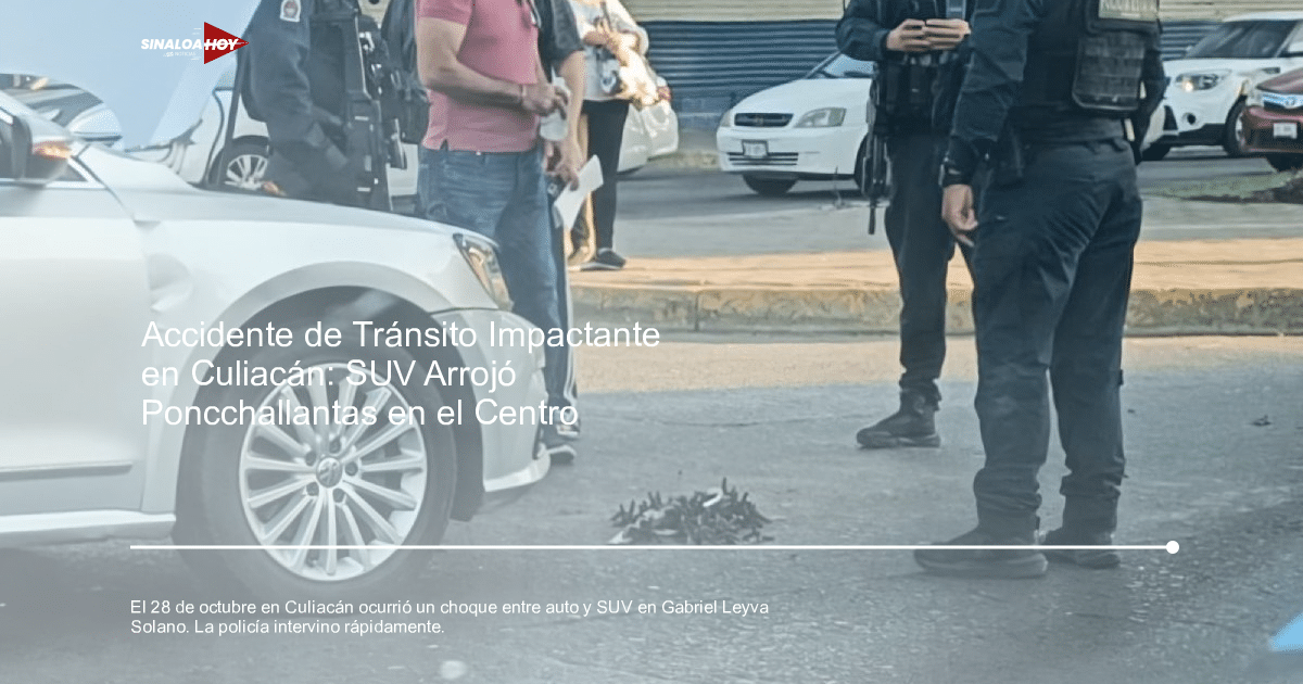 Vehículo blanco con capó levantado rodeado de policías y personas en Culiacán tras accidente vial.