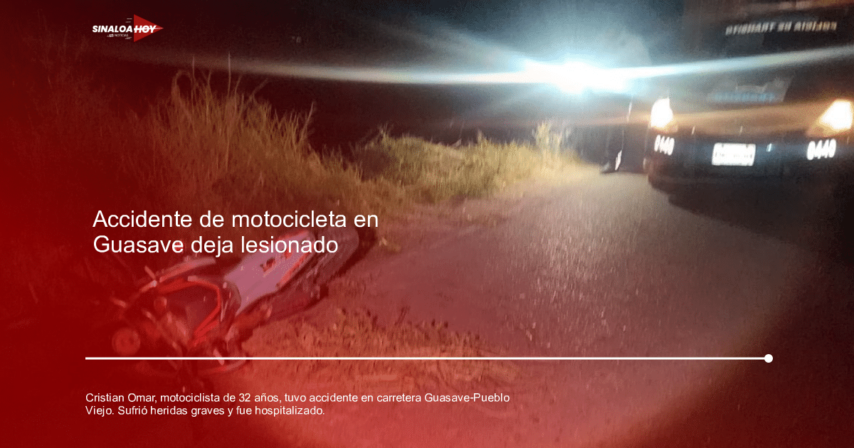 Motocicleta caída en camino oscuro con automóvil al fondo, sugiriendo un accidente nocturno.