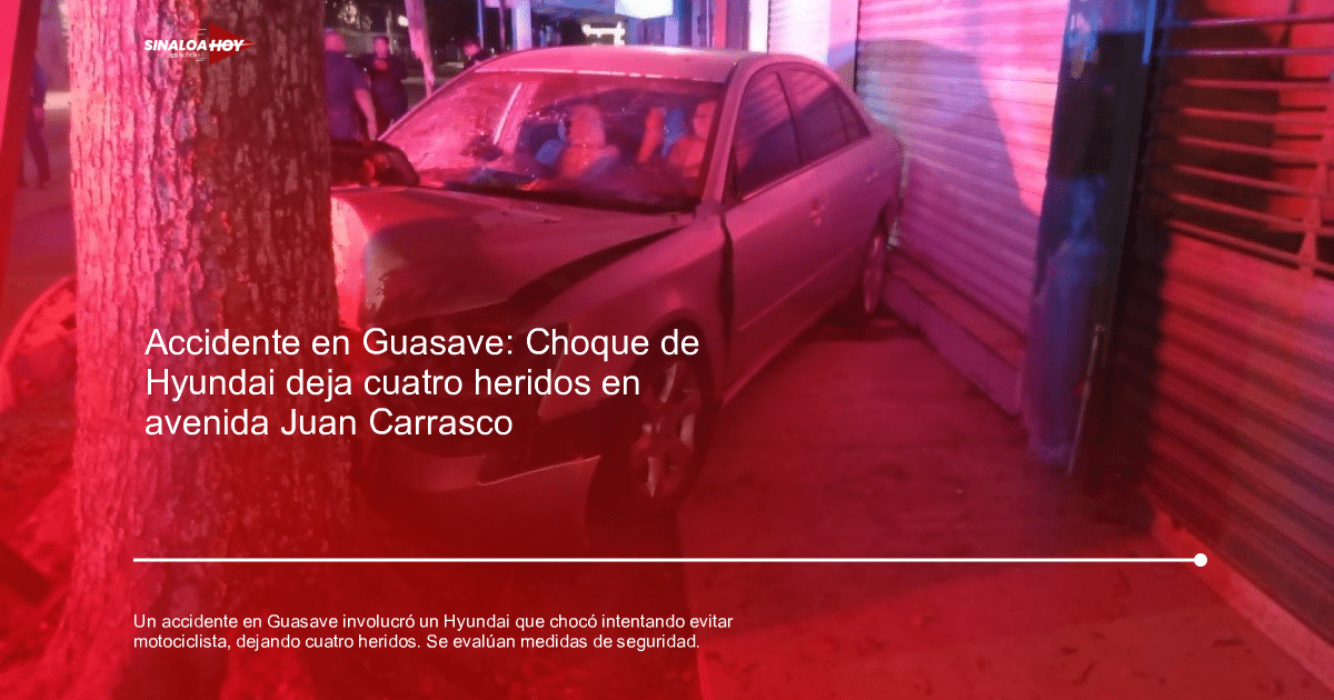 Automóvil dañado tras accidente en Guasave, con luces de emergencia y personas al fondo.