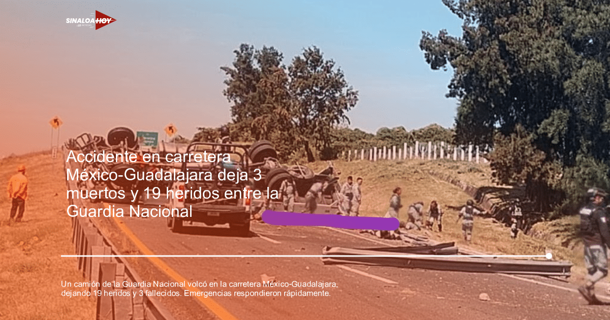 Accidente de volcadura en carretera con vehículo volcado y personas alrededor