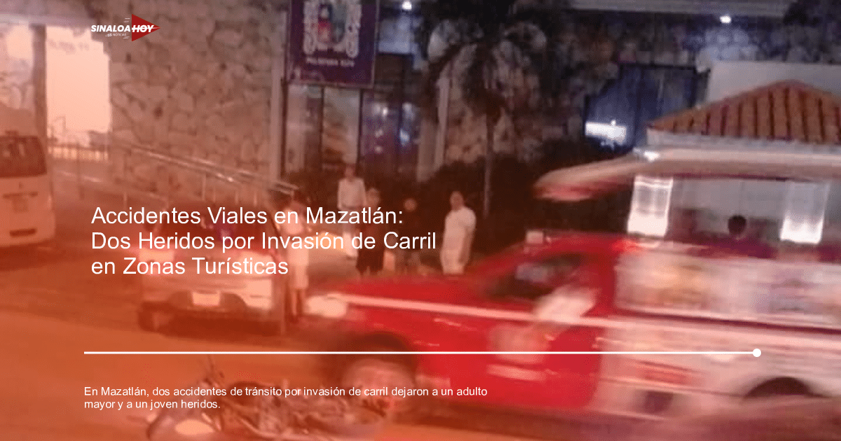 Accidente de tránsito nocturno en Mazatlán con automóvil gris, camión de emergencia rojo y motocicleta caída.