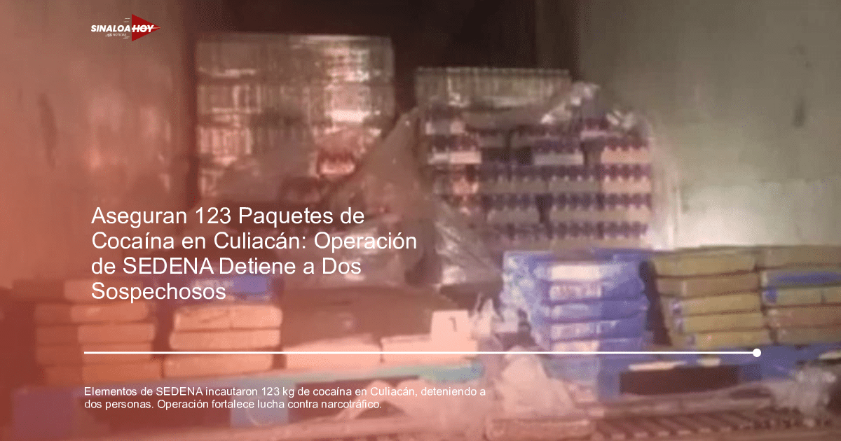 Espacio oscuro con pilas de paquetes, relacionado con incautación de cocaína en Sinaloa.