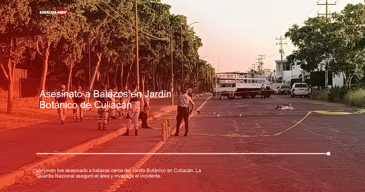 Agentes de seguridad y vehículos policiales en una calle de Culiacán, con cinta de seguridad amarilla y un objeto cubierto en el suelo al atardecer.
