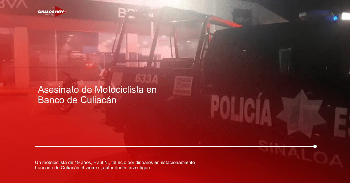 Camioneta de la policía estatal de Sinaloa y motocicleta en estacionamiento bancario nocturno.