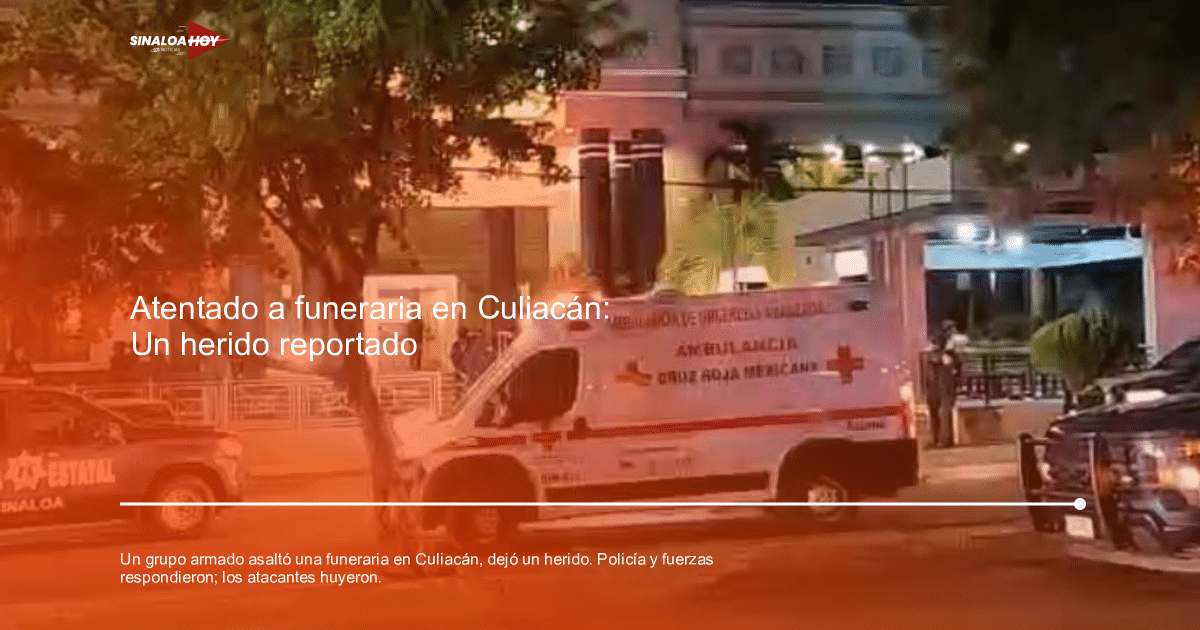 Ambulancia de la Cruz Roja y vehículos policiales en una escena nocturna de emergencia en Culiacán.