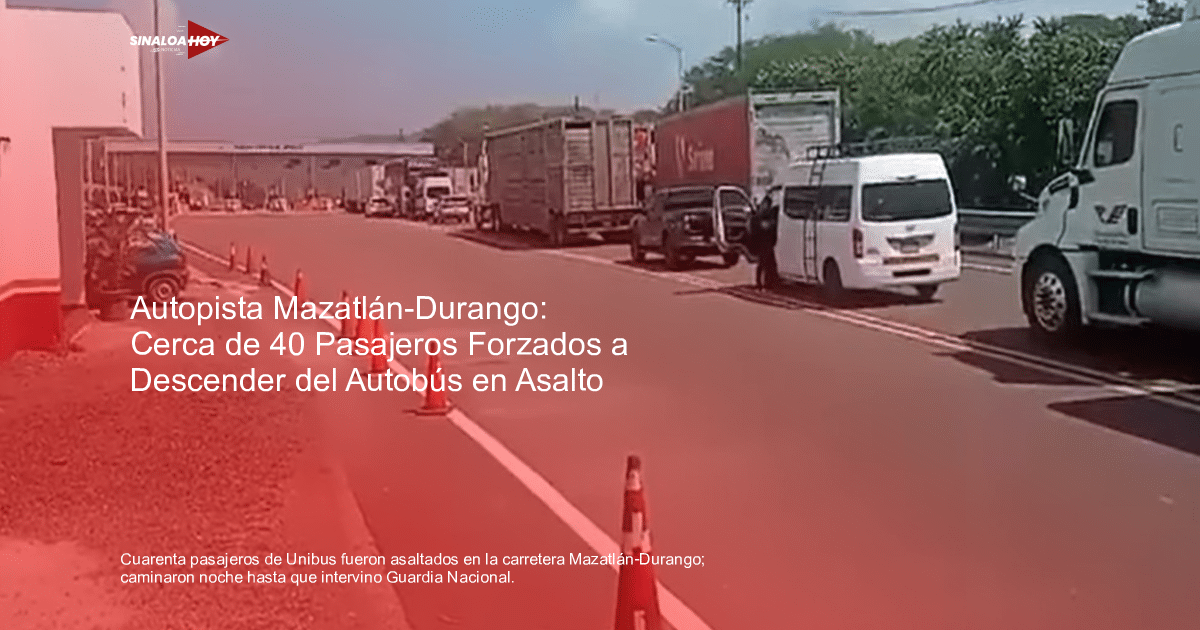 Carretera con tráfico y conos naranjas en un día soleado, relacionada con un incidente de seguridad en Mazatlán-Durango.