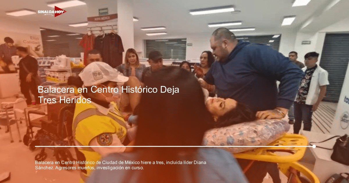 Paramédicos atienden a una mujer herida en una camilla en un entorno de tienda tras un incidente violento en el Centro Histórico de la Ciudad de México.