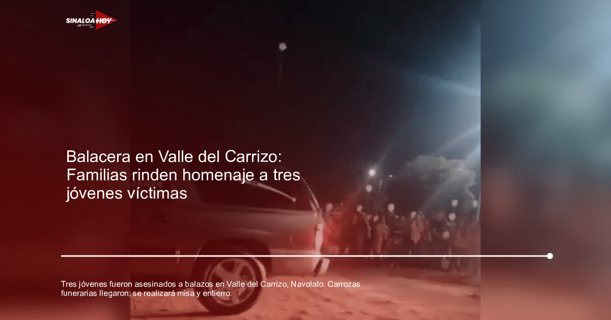 Grupo de personas con globos blancos en vigilia nocturna, vehículo oscuro en primer plano, luces brillantes en el entorno.