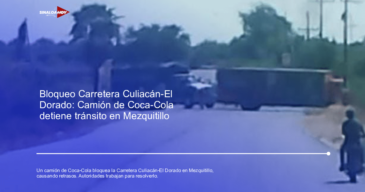 Camiones bloqueando la carretera Culiacán-El Dorado con un vehículo pequeño y una motocicleta cerca, en un entorno rural.
