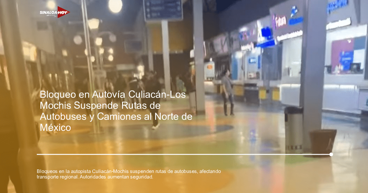 Personas caminando en un centro comercial durante suspensión de rutas en Culiacán por bloqueos viales.