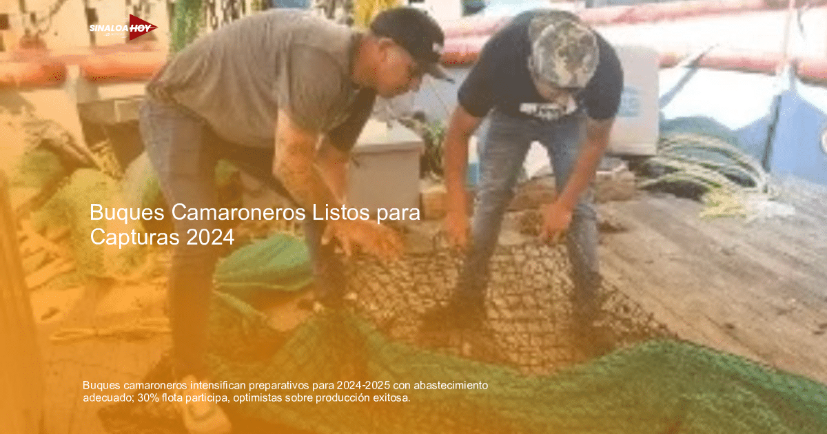 Dos pescadores manipulando redes de pesca en un barco camaronero, preparándose para la temporada 2024-2025.