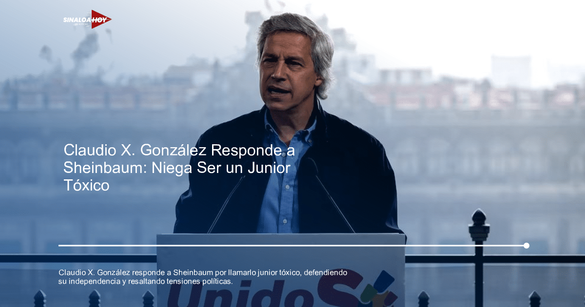 Claudio X. González hablando en un evento público con un cartel de 'UnidoSí' detrás.