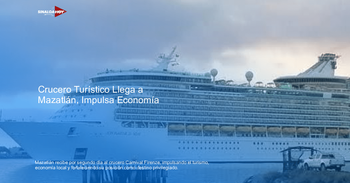 Crucero Carnival Firenze atracado en el puerto de Mazatlán con cielo nublado y botes pequeños alrededor.