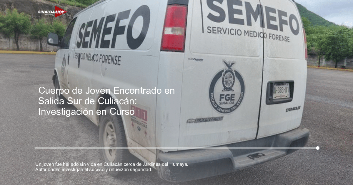 Furgoneta blanca del SEMEFO en Sinaloa estacionada en un entorno pavimentado con árboles al fondo.