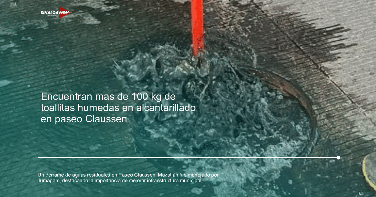Agua fluyendo de un desagüe con un tubo rojo en el centro, relacionado con el derrame de aguas residuales en Mazatlán.