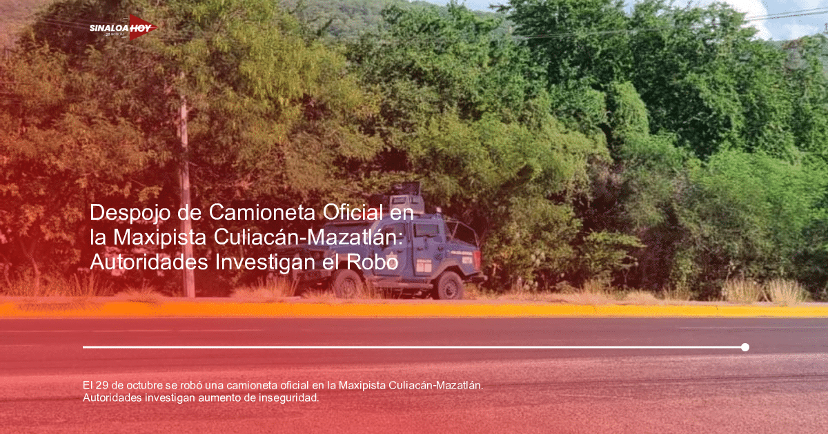 Vehículo todoterreno de la policía azul estacionado junto a una carretera con vegetación densa.