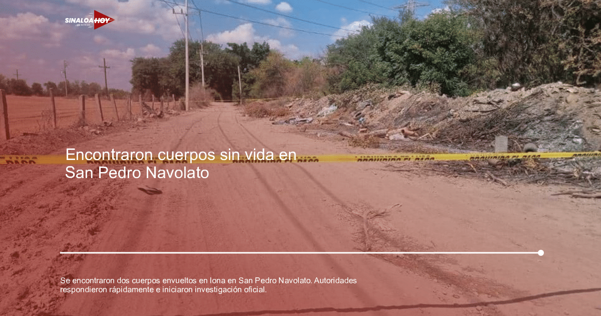 Camino de tierra con cinta de advertencia amarilla en San Pedro Navolato, cercas y vegetación a los lados, cielo despejado.