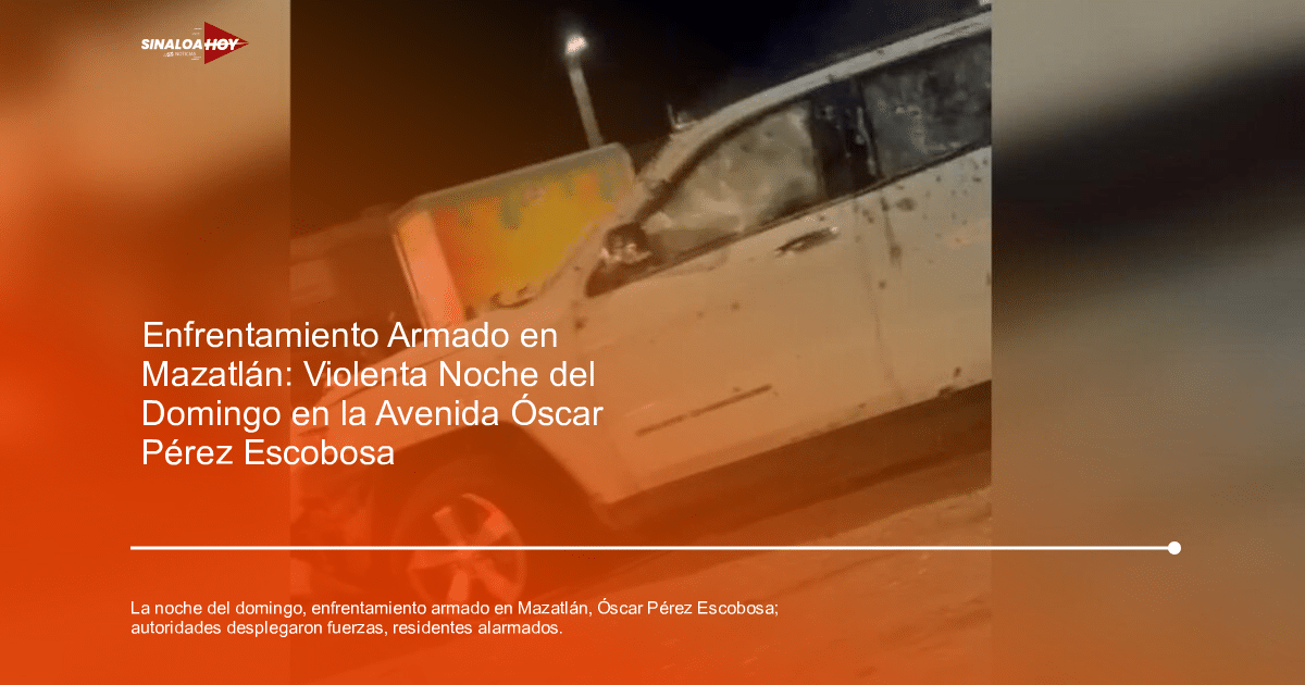 Vehículo blanco dañado tras enfrentamiento armado en Mazatlán, con un camión colorido al fondo.