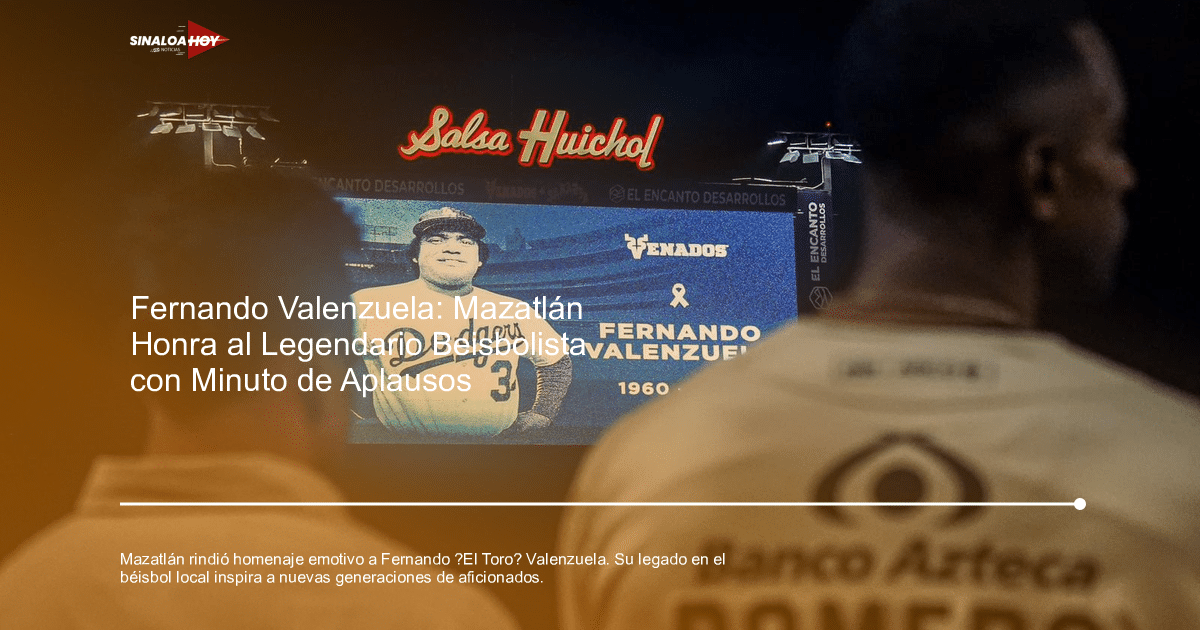 Personas observando imagen de Fernando Valenzuela en evento de béisbol en Mazatlán