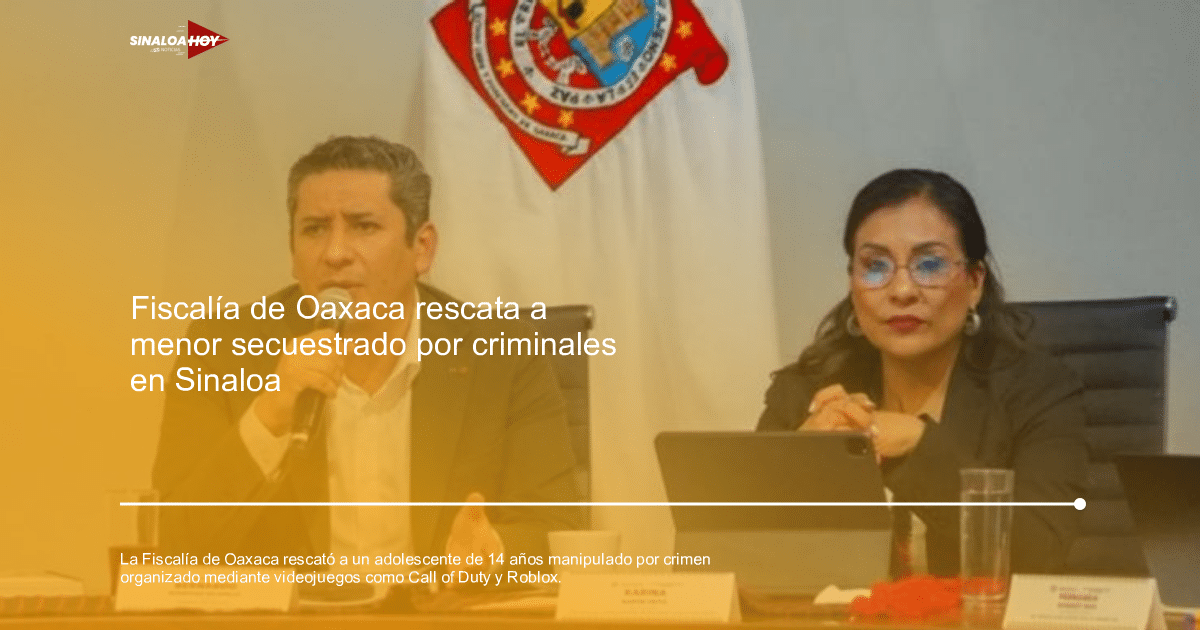 Dos personas en una conferencia oficial sobre seguridad juvenil, con un orador sosteniendo un micrófono y una bandera al fondo.