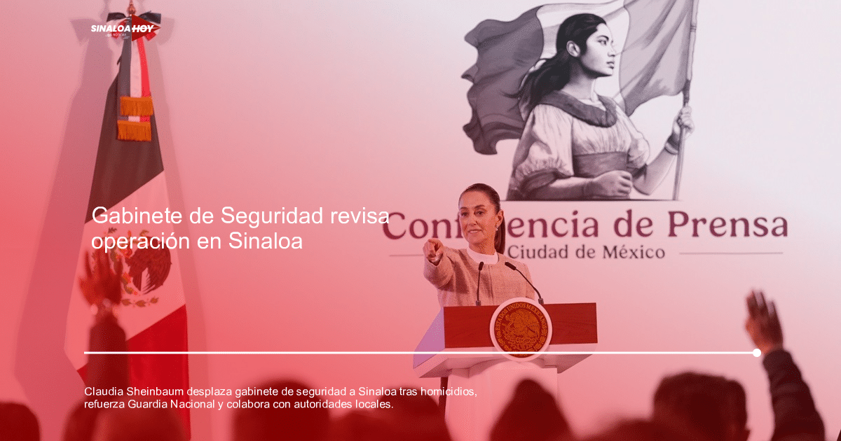 Claudia Sheinbaum en conferencia de prensa en Ciudad de México, con bandera de México y mural de fondo.