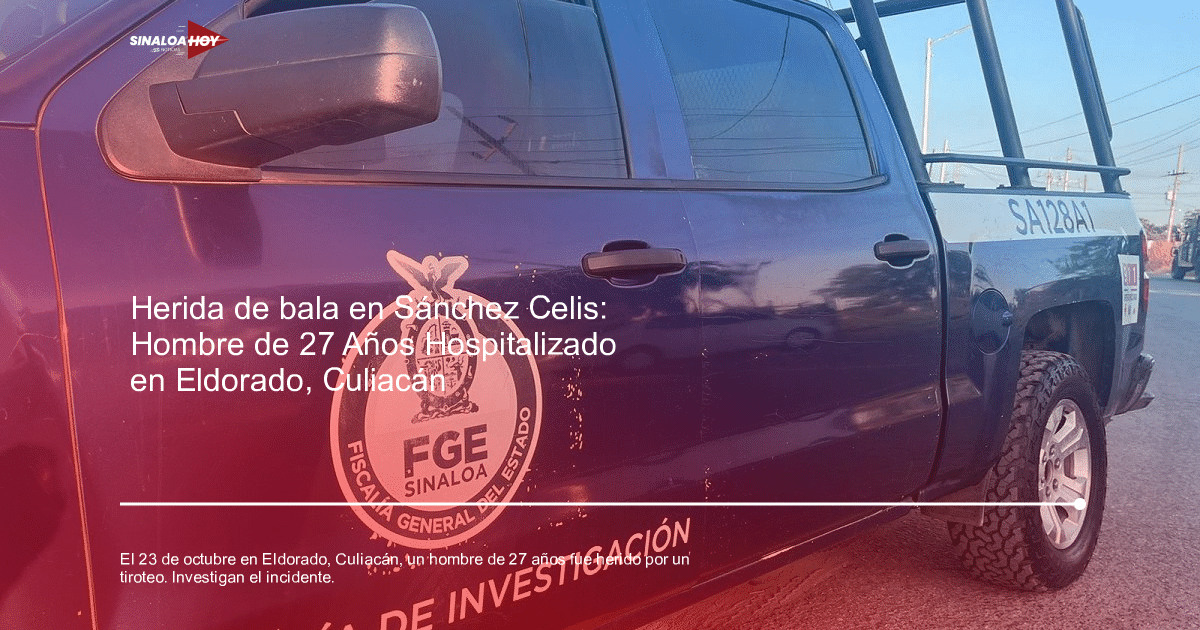 Vehículo azul de la Fiscalía General del Estado de Sinaloa con insignia y desgaste visible.