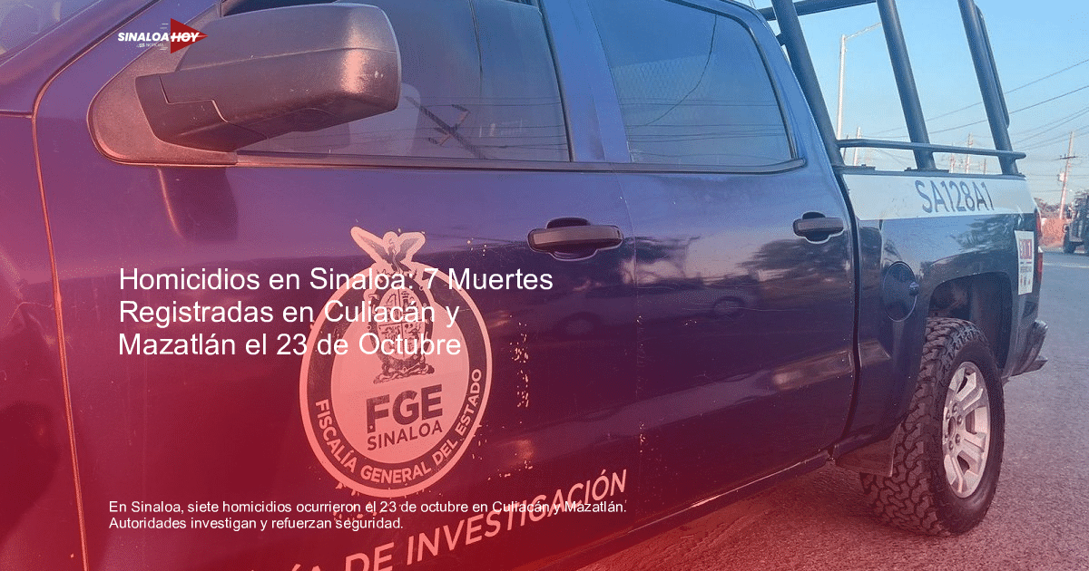 Vehículo azul de la Fiscalía General del Estado de Sinaloa con emblema visible en la puerta delantera.