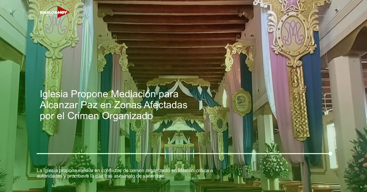 Interior de iglesia con decoraciones festivas en azul, rosa y dorado, y altar al fondo.