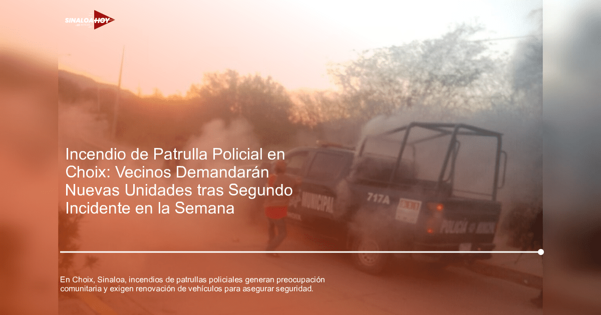 Camioneta de policía en llamas en Choix, Sinaloa, al atardecer, rodeada de personas.