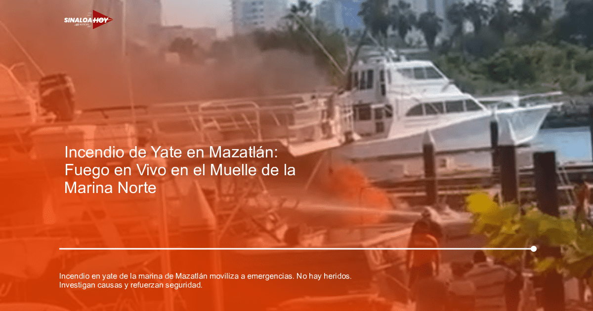 Barco en llamas en el muelle de Mazatlán con humo y personas intentando apagar el fuego.