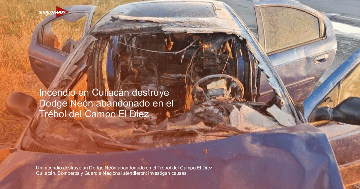 Automóvil azul calcinado tras incendio en Culiacán