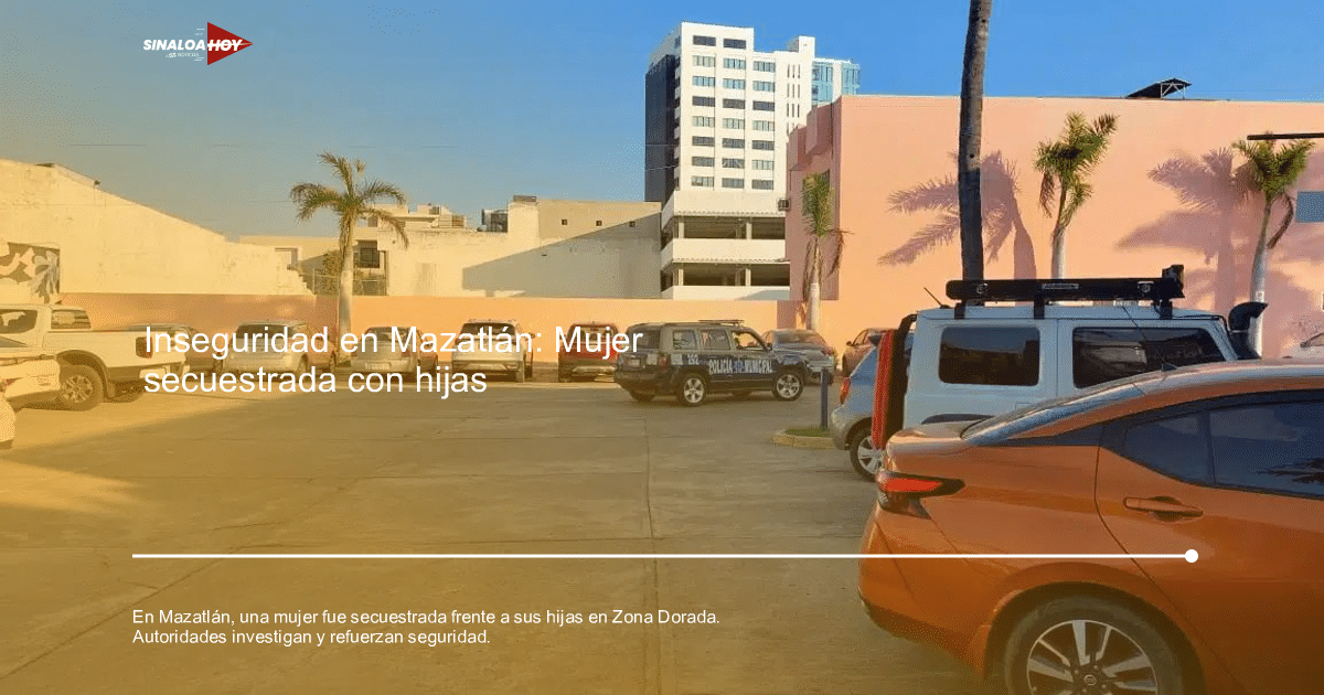 Estacionamiento al aire libre con coches y camioneta de policía en Mazatlán