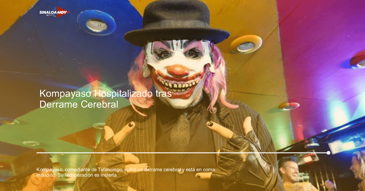 Kompayaso en su disfraz de payaso con máscara sonriente y dientes afilados, en un entorno festivo.