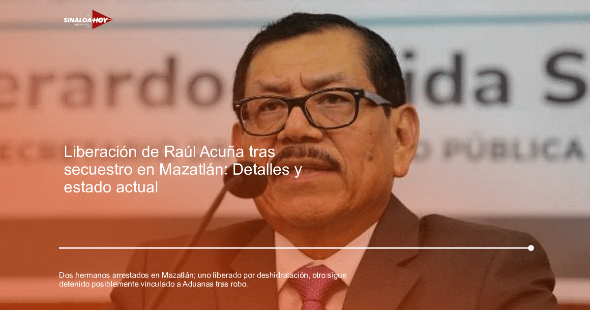 Hombre mayor en conferencia oficial con micrófono y cartel de fondo