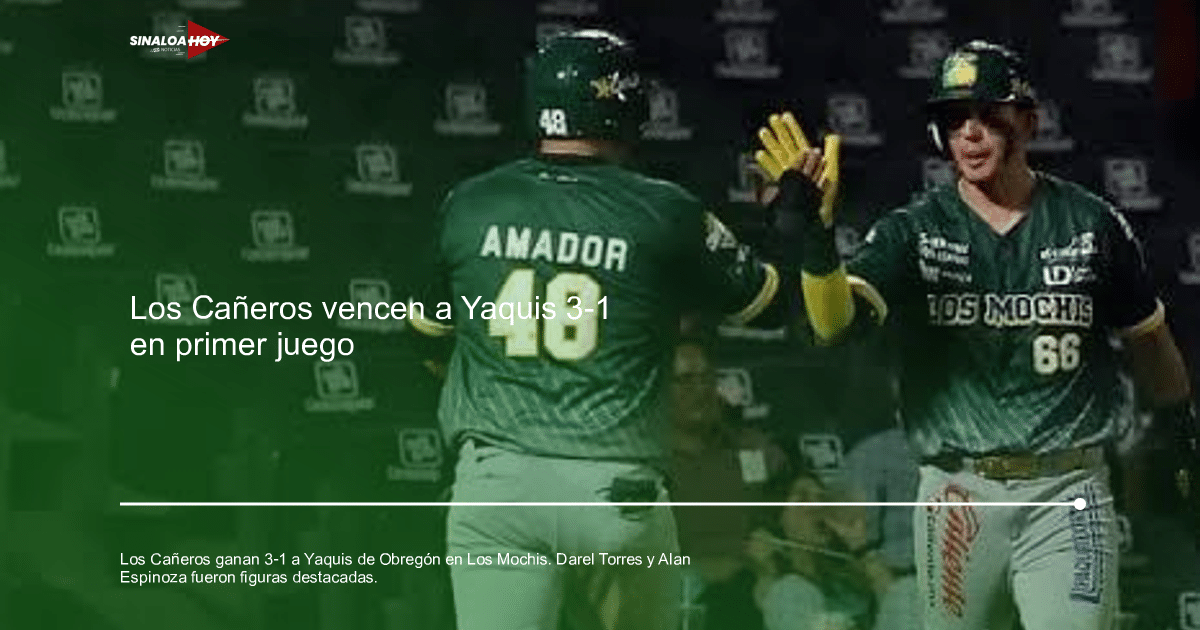 Jugadores de los Cañeros de Los Mochis celebran en el estadio tras victoria sobre los Yaquis.