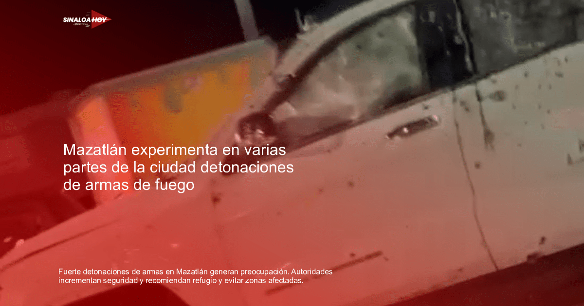 Vehículo blanco dañado frente a estructura colorida en Mazatlán durante la noche.