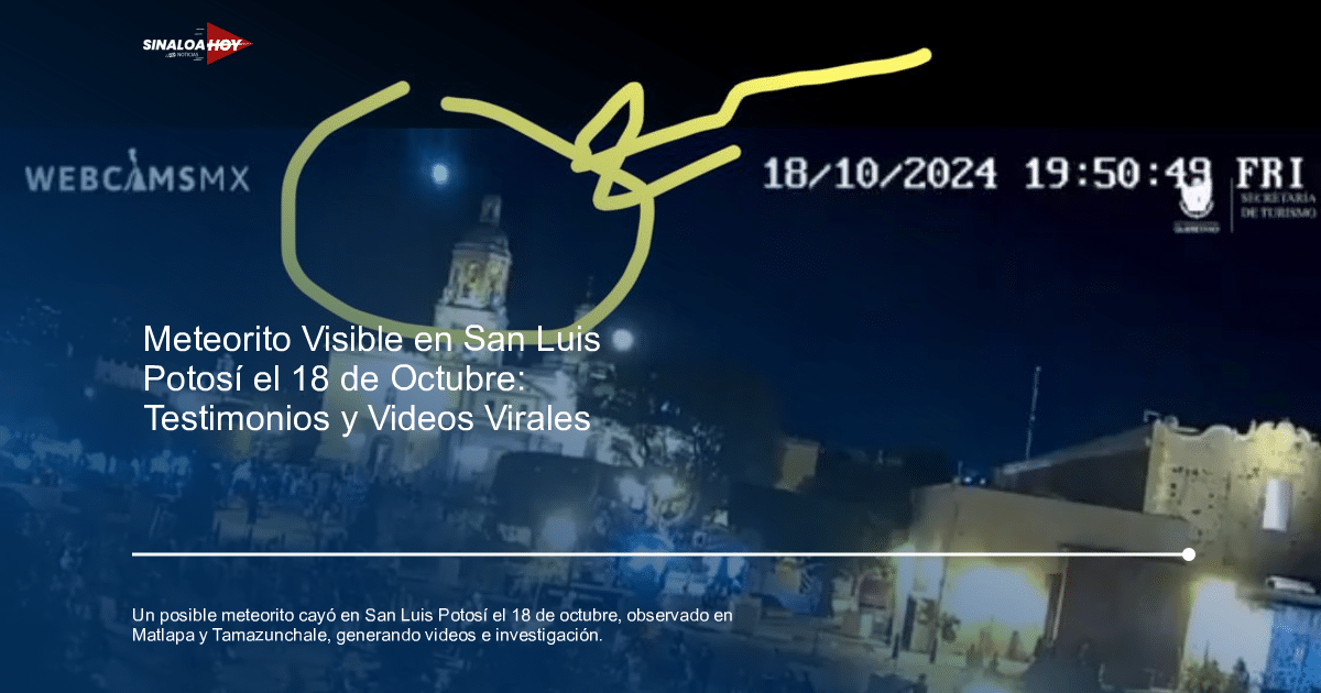 Plaza nocturna con personas y un objeto brillante en el cielo, posiblemente un meteorito, en San Luis Potosí.